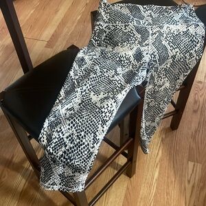 Woman’s capri unbranded not sure of size but fits like a med/large